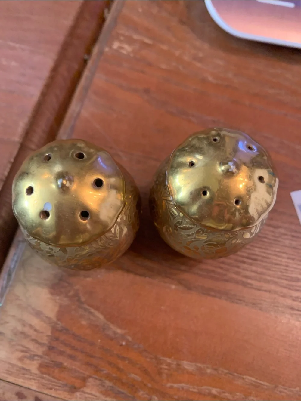 Gold Floral Etched Salt and Pepper Shakers - Decorative Serveware Vintage - Picture 3 of 6